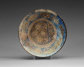 1173. A MAMLUK BOWL, underglaze painted pottery. Diameter 28 cm, height 12,5 cm. Syria 14th century.