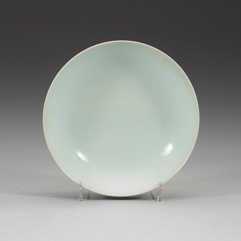 A blue glazed bowl, late Qing dynasty with Yongzhengs six character mark.