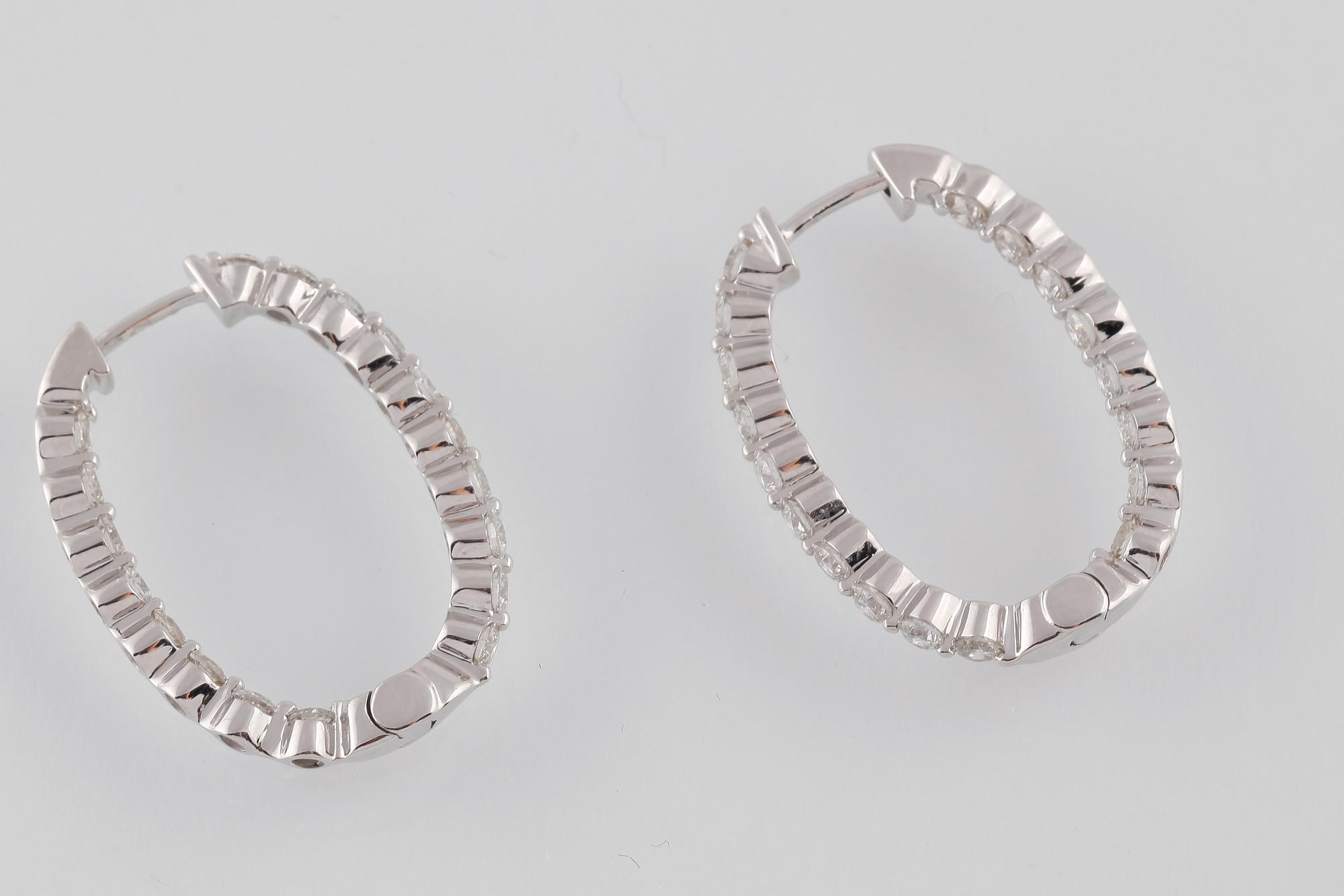 ÖRHÄNGEN, 18K vitguld med 36 briljantslipade diamanter, 1.77 ct. Vikt 4,8 gram.