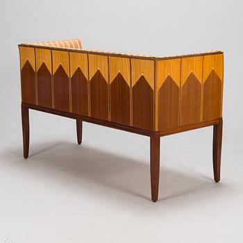 Eliel Saarinen, sohva, "Saarinen house Settee", Adelta 1900-luvun loppu.