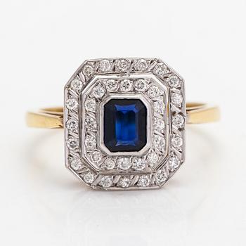 Ring, 18K guld, safir och diamanter ca 0.32 ct totalt.