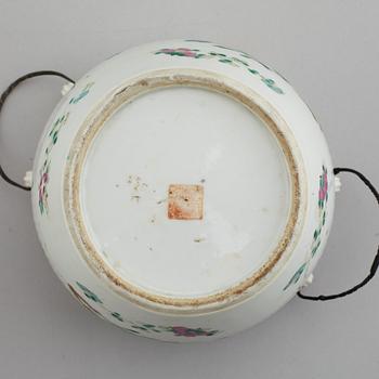 A famille rose jar with cover, late Qing dynasty, circa 1900.