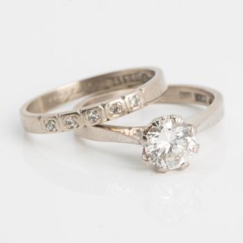 RINGAR, 18K guld med briljantslipad diamant ca 0.88 ct samt ring med mindre åttkantslipade diamanter.