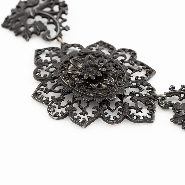 Collier, "eisengold", svärtat gjutjärn, nygotik, 1800-tal.