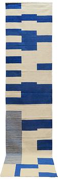Gallerimatta, orientalisk slätväv, ca 385 x 84 cm.