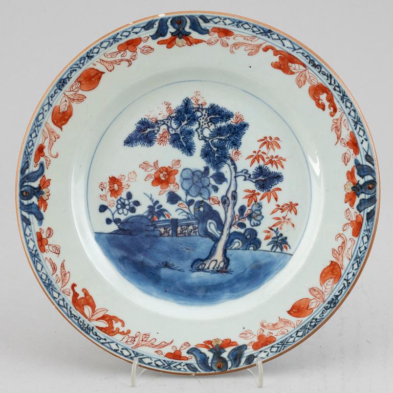Five blue and white and imari export porcelain plates, Qing dynasty, Qianlong (1736-95).