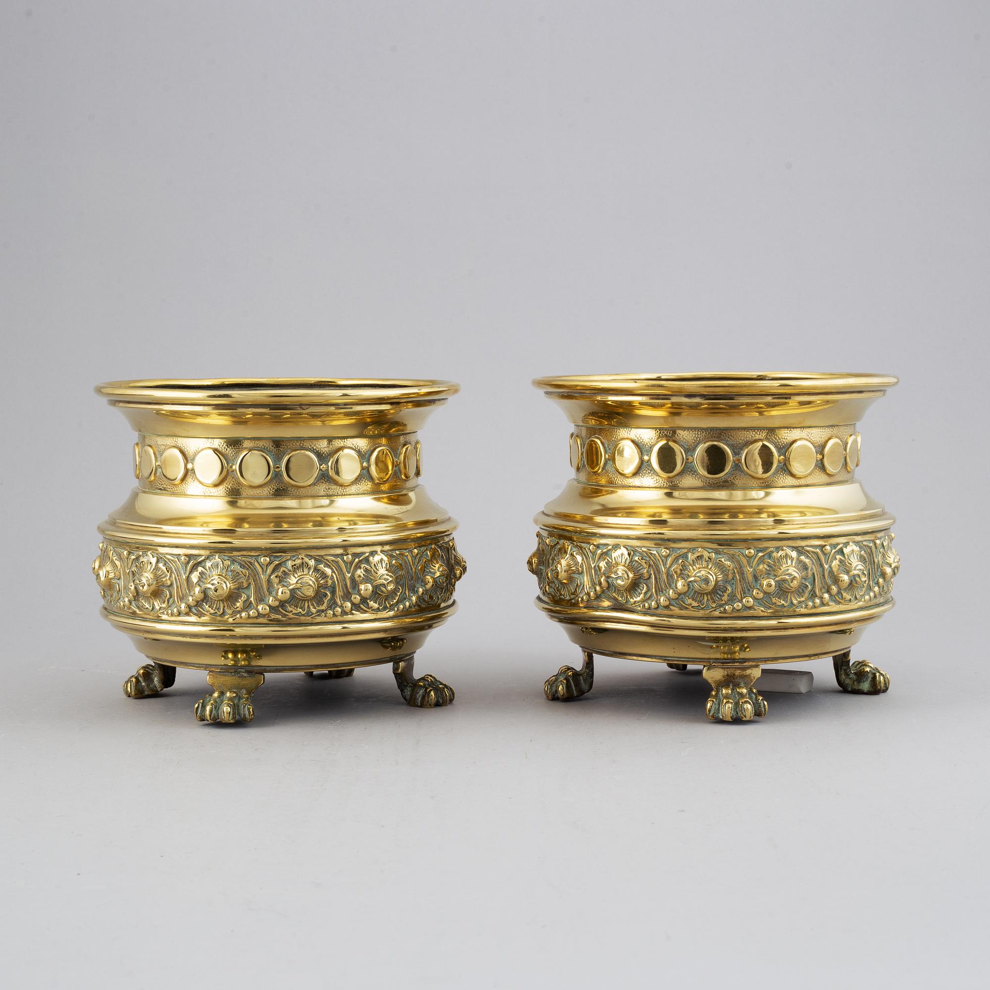 Urnor, ett par, mässing, 1800-tal.