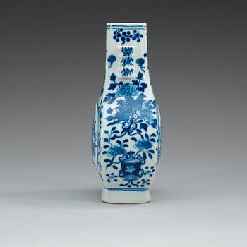 A blue and white vase, late Qing dynasty.