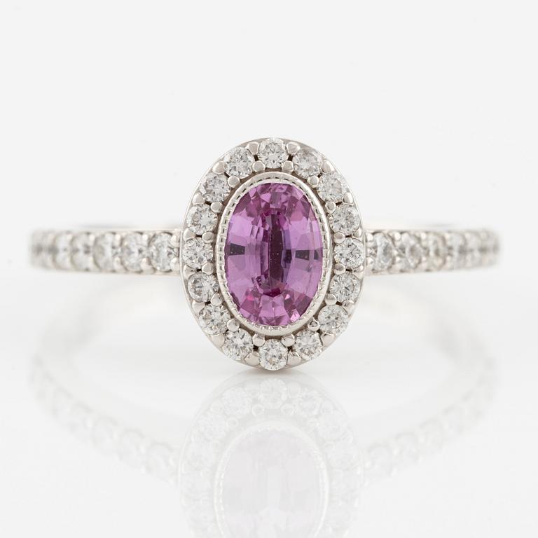 Ring 14K guld med en rosa fasettslipad safir och runda briljantslipade diamanter.