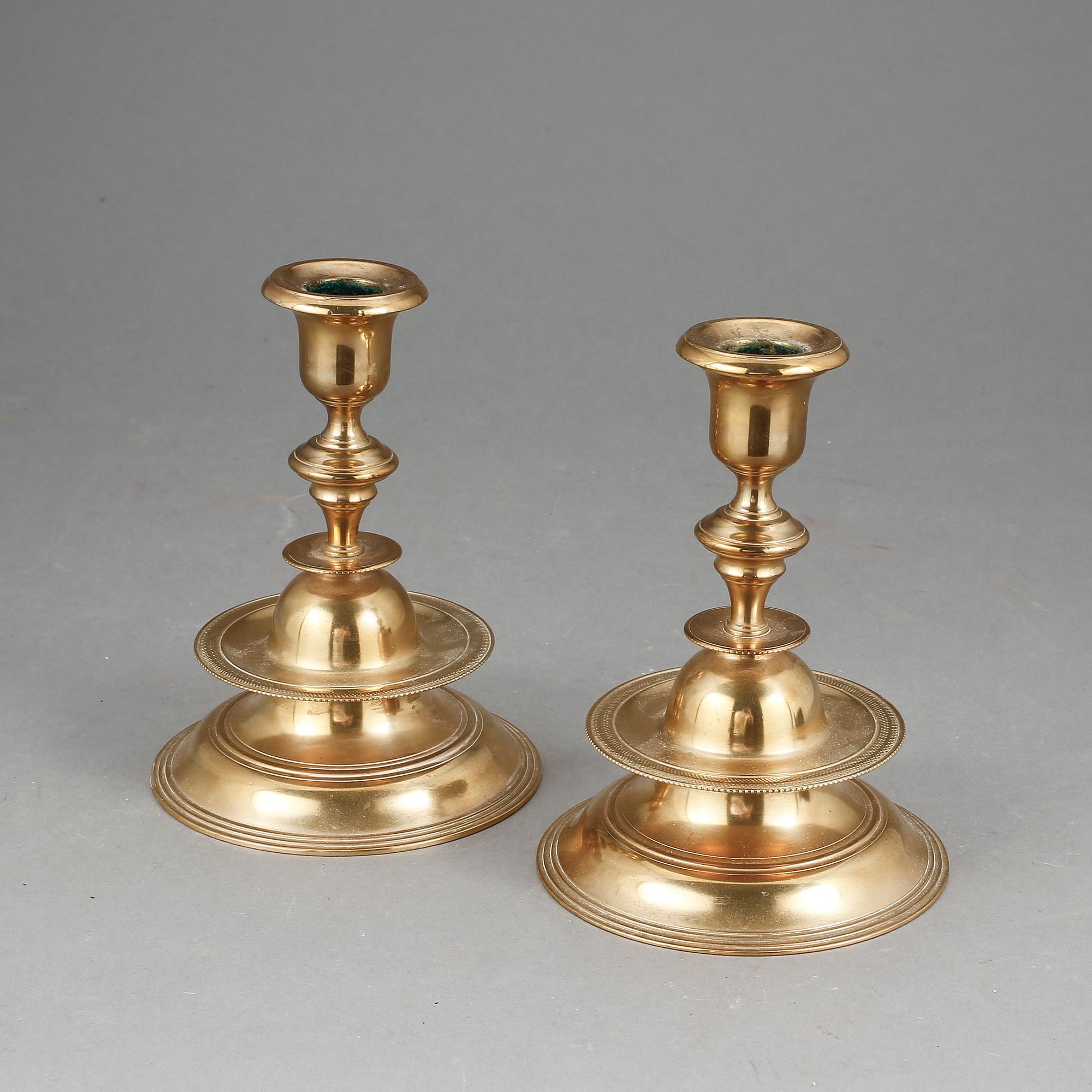 LJUSSTAKAR, ett par, mässing, Skultuna. Modell 98.