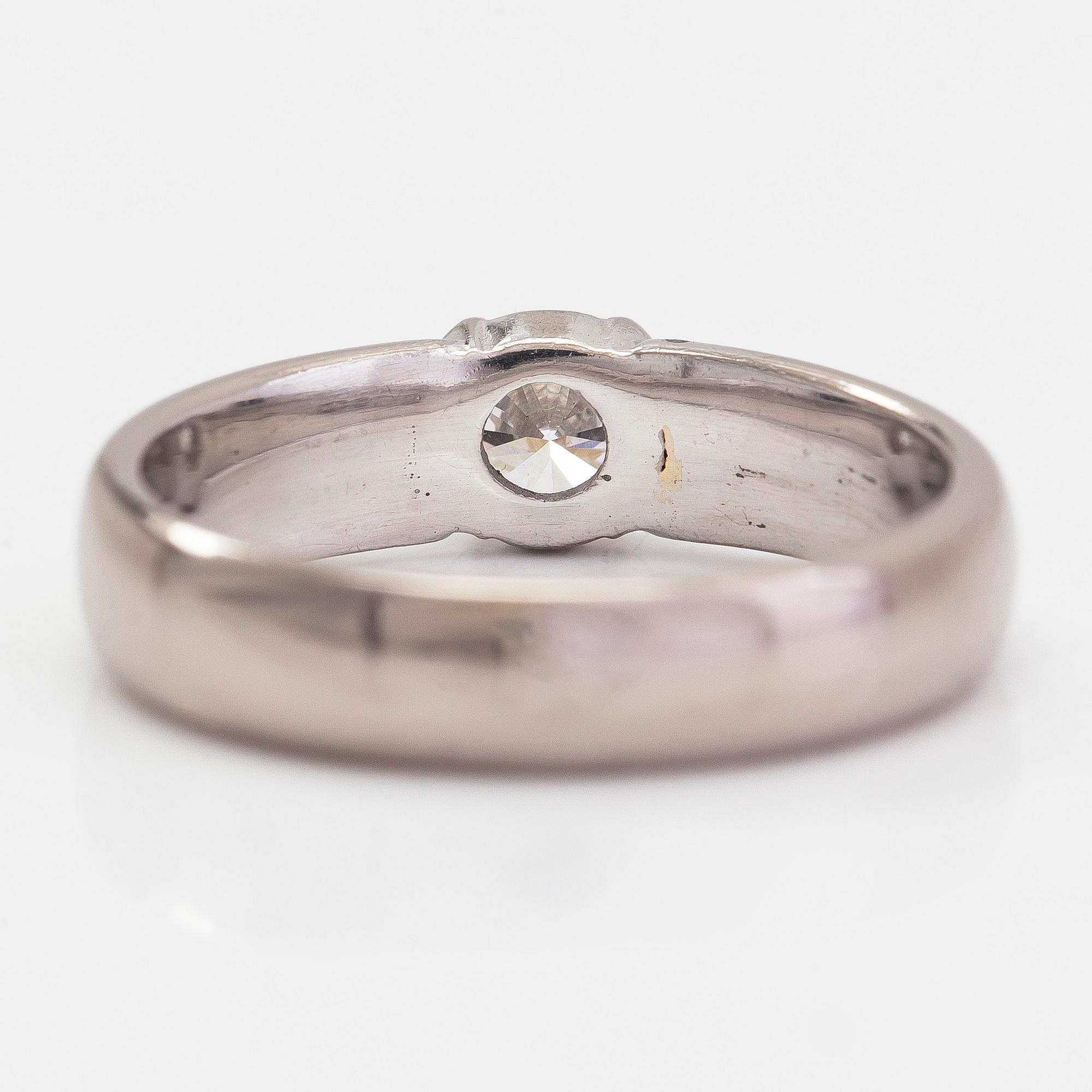 An 18K white gold ring with a brilliant-cut diamond approx. 0.40 ct. Finnish hallmarks, 2000.