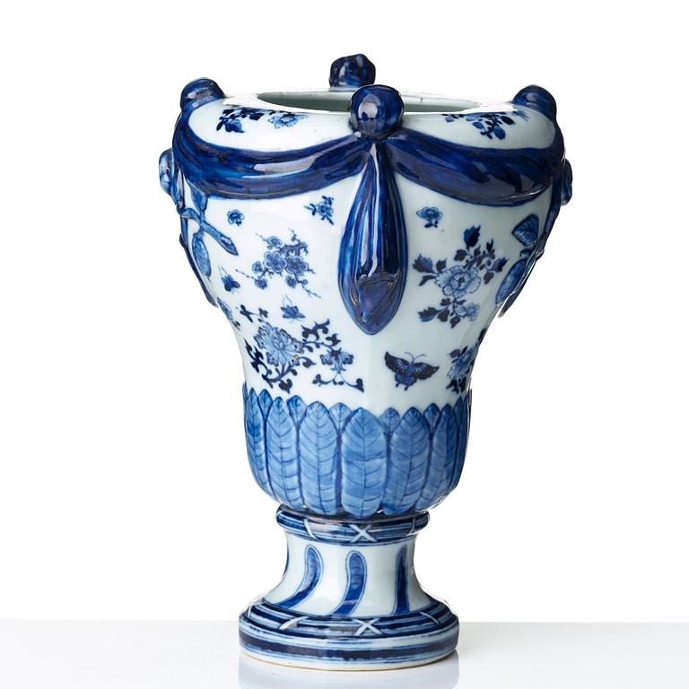 A blue and white vase, Qing dynasty, Qianlong (1736-95).