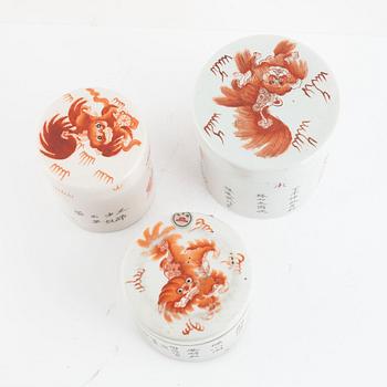 A group of three Chinese porcelain jars with cover, late Qingdynasty, 19th century.
