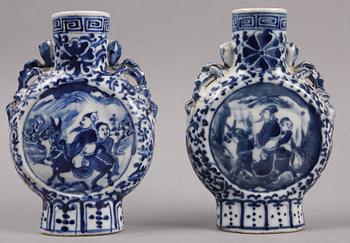 PILGRIMSFLASKOR, ett par, porslin, Kina. 1800-tal.