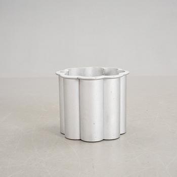 YTTERFODER, Signe Persson-Melin, Byarum, sandgjuten aluminium, modern tillverkning.