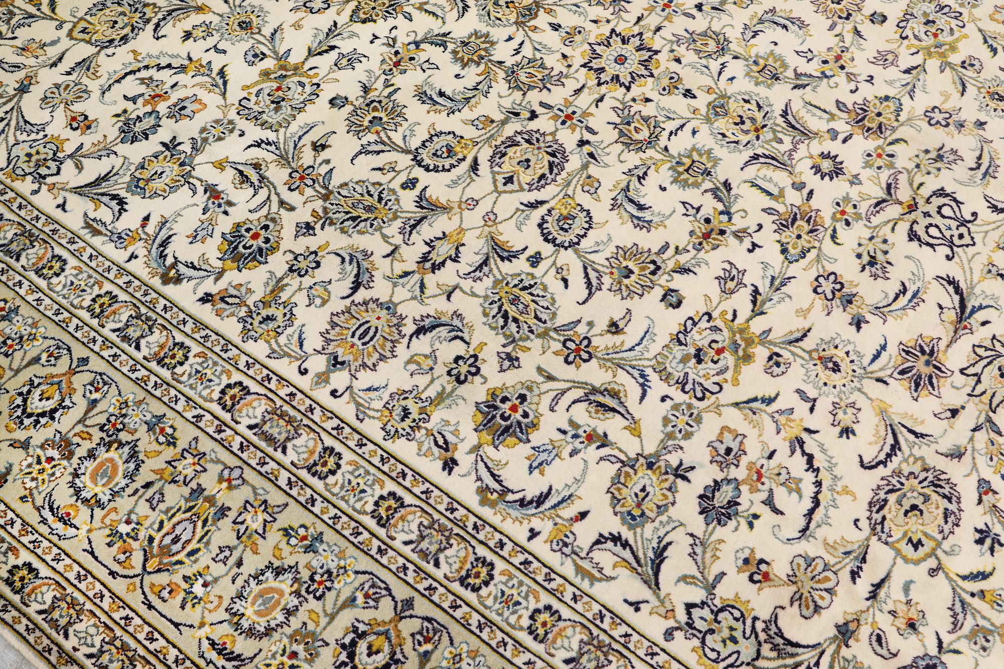 A Keshan carpet, approx. 388 x 285 cm.