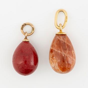 Hängen, 2 st, ägg, röd sten möjligen purpurin och sunstone, 18K och 14K guld.