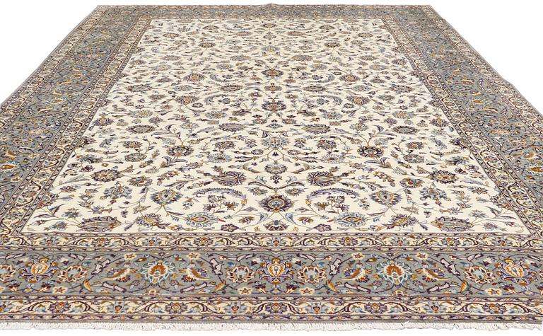 A Kashan carpet, approx. 403 x 300 cm.