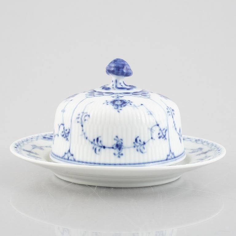 A 'Blue Fluted Half Lace' / 'Musselmalet' porcelain butter dish, Royal Copenhagen, model 502, 1960.