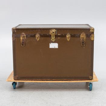A suitcase, The Oshkosh Trunk, Company, Wisconsin, USA, early 20th Century.