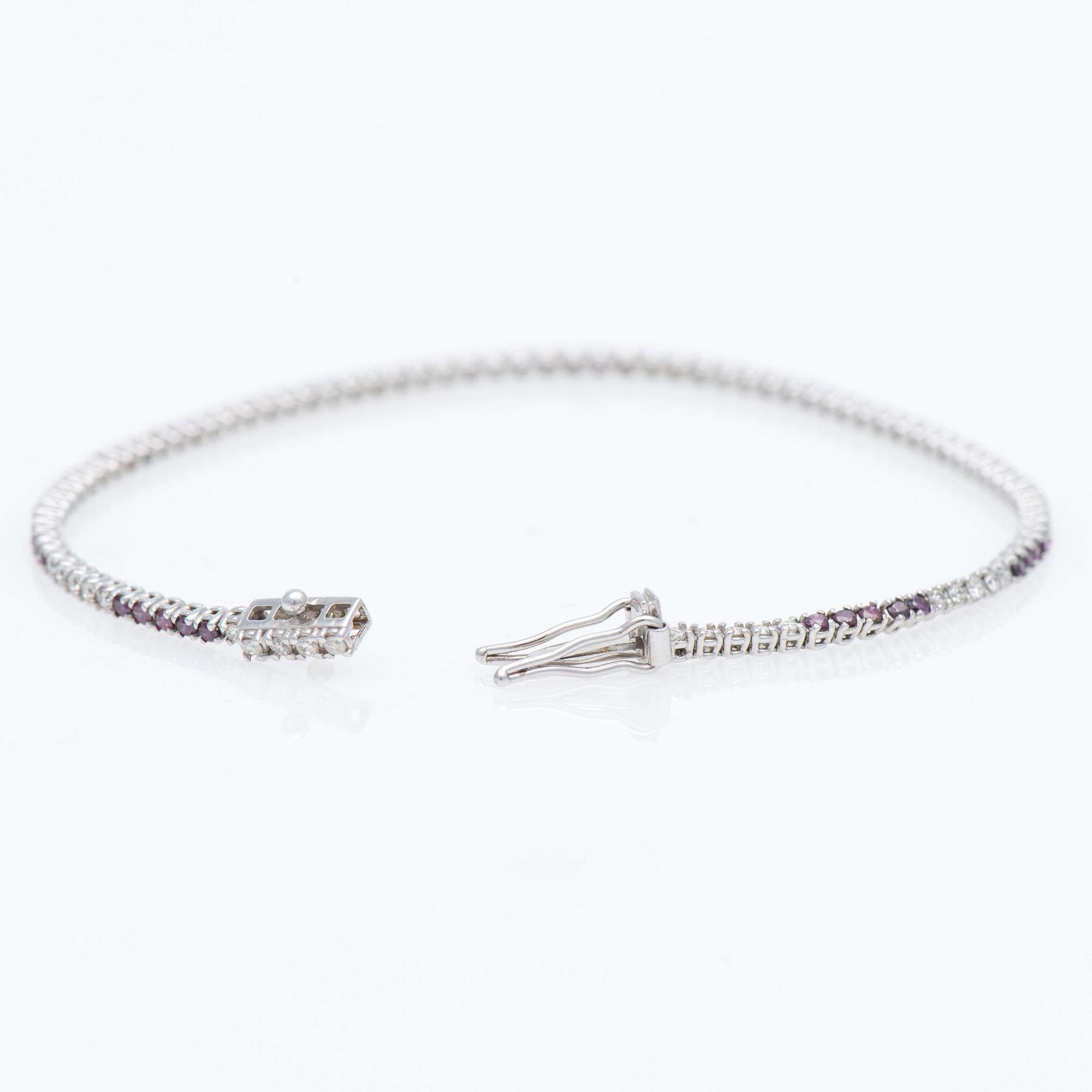 ARMBAND, briljantslipade färglösa och behandlade lila diamanter, 18K vitguld.