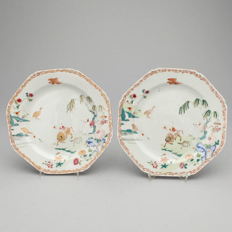 TALLRIKAR, 6st samt STEKFAT, kompaniporslin. Qing dynastin, Qianlong (1736-95).