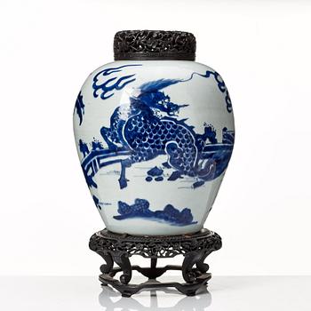 A blue and white Transitional jar, Qing dyansty, 17th Century.