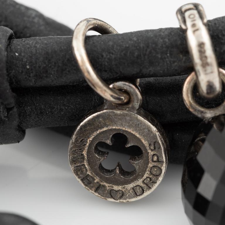 Charlotte Lynggaard, Ole Lynggaard, lädderrem med berlock, "Sweet drops", silver med liten briljantslipad diamanter.