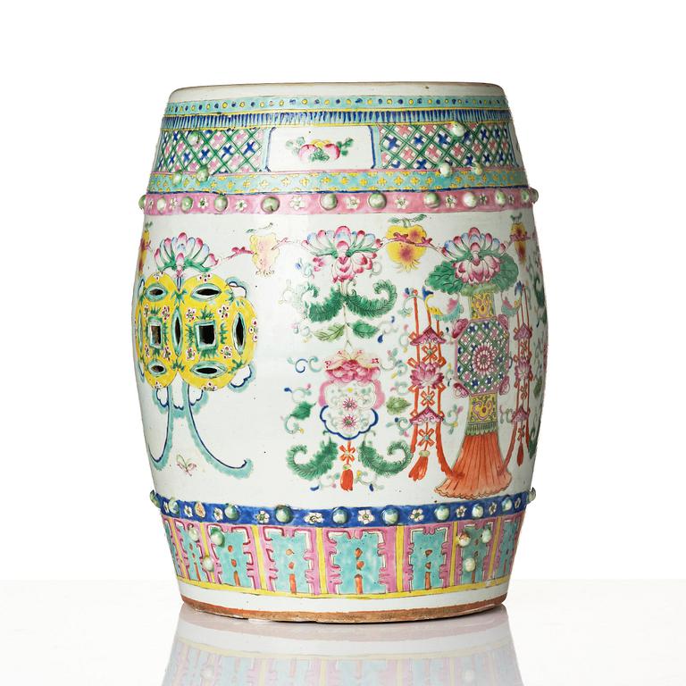 A famille rose garden seat, Qing dynasty, 19th century.