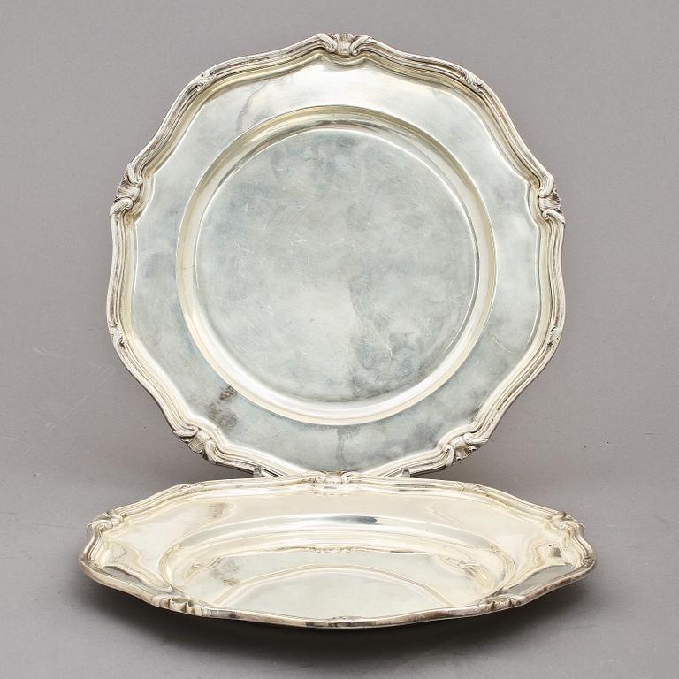 FAT, 2 st, silver, J E Torsk respektive C G Hallberg, Stockholm, 1907 respektive 1909. ca 1 164 gr.