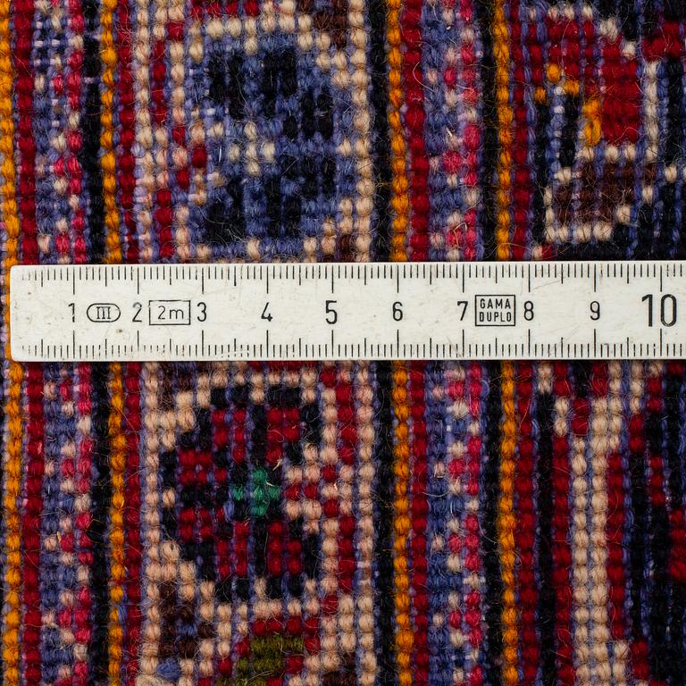 A CARPET, Kashan, ca 317 x 208 cm.