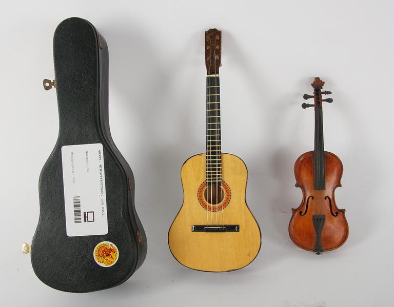 MINIATYRGITARR, och FIOL.