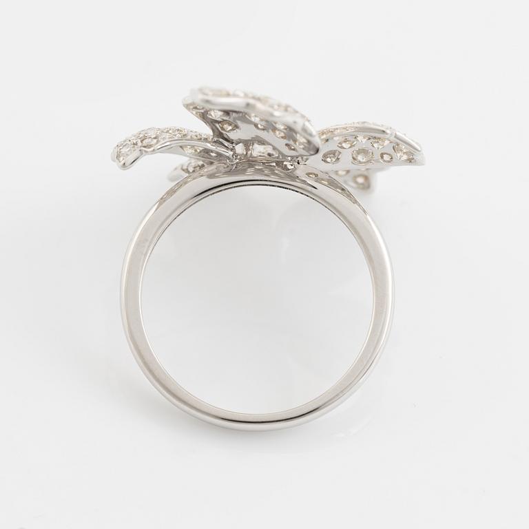 Ring, med briljantslipade diamanter i form av blomma.
