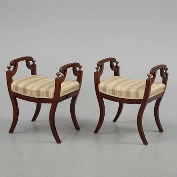 TABURETTER, ett par, den ena märkt Iv. vo, Karl-Johan, 1800-tal.