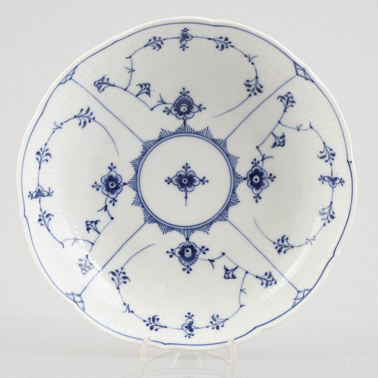 A 'Blue Fluted Plain' / 'Musselmalet rifflet', porcelain serving dish, Royal Copenhagen, modell 481, 1898-1923.