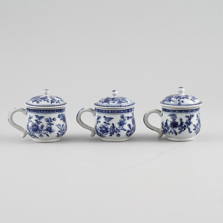 CREMEKOPPAR, porslin, Kina, 1700-tal.