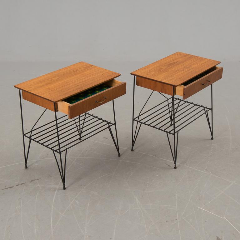 SÄNGBORD/SIDOBORD, ett par, sting-typ, 1900-talets mitt.