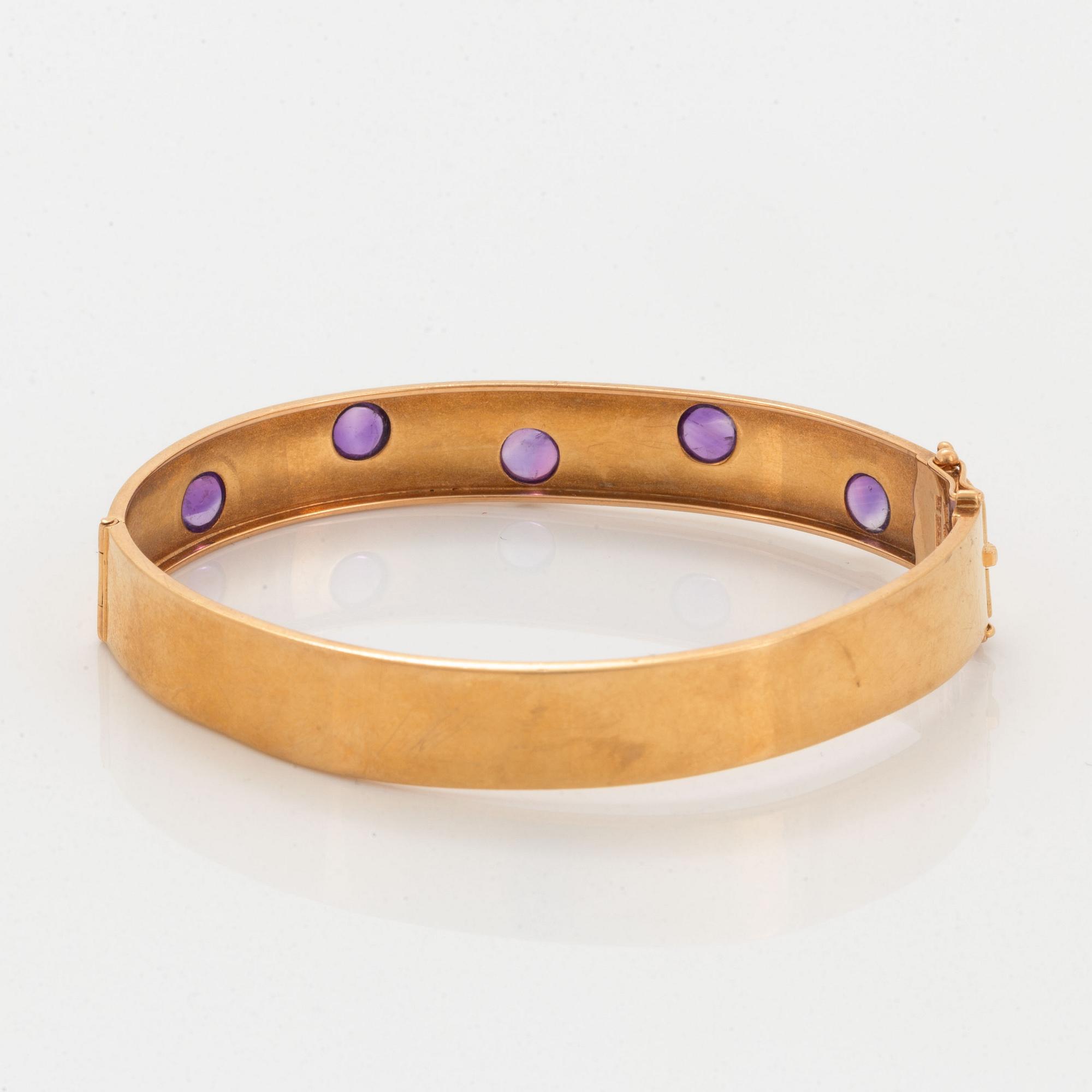 Armring 18K guld med cabochonslipade ametister.