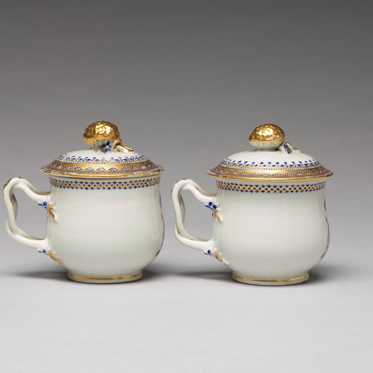 A pair of armorial custard cups with covers, Qing dynasty, Jiaqing (1796-1820).