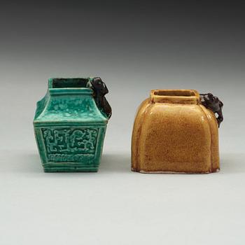PENSELBAD, två stycken, porslin. Qingdynastin, 1800-tal.