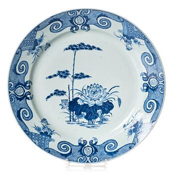 1074. A blue and white serving dish, Qing dynasty, Qianlong (1736-95).