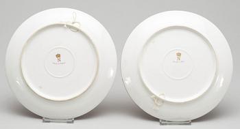 TALLRIKAR, ett par, porslin. Märkta N med kejserlig krona. Sekelskiftet 1900.