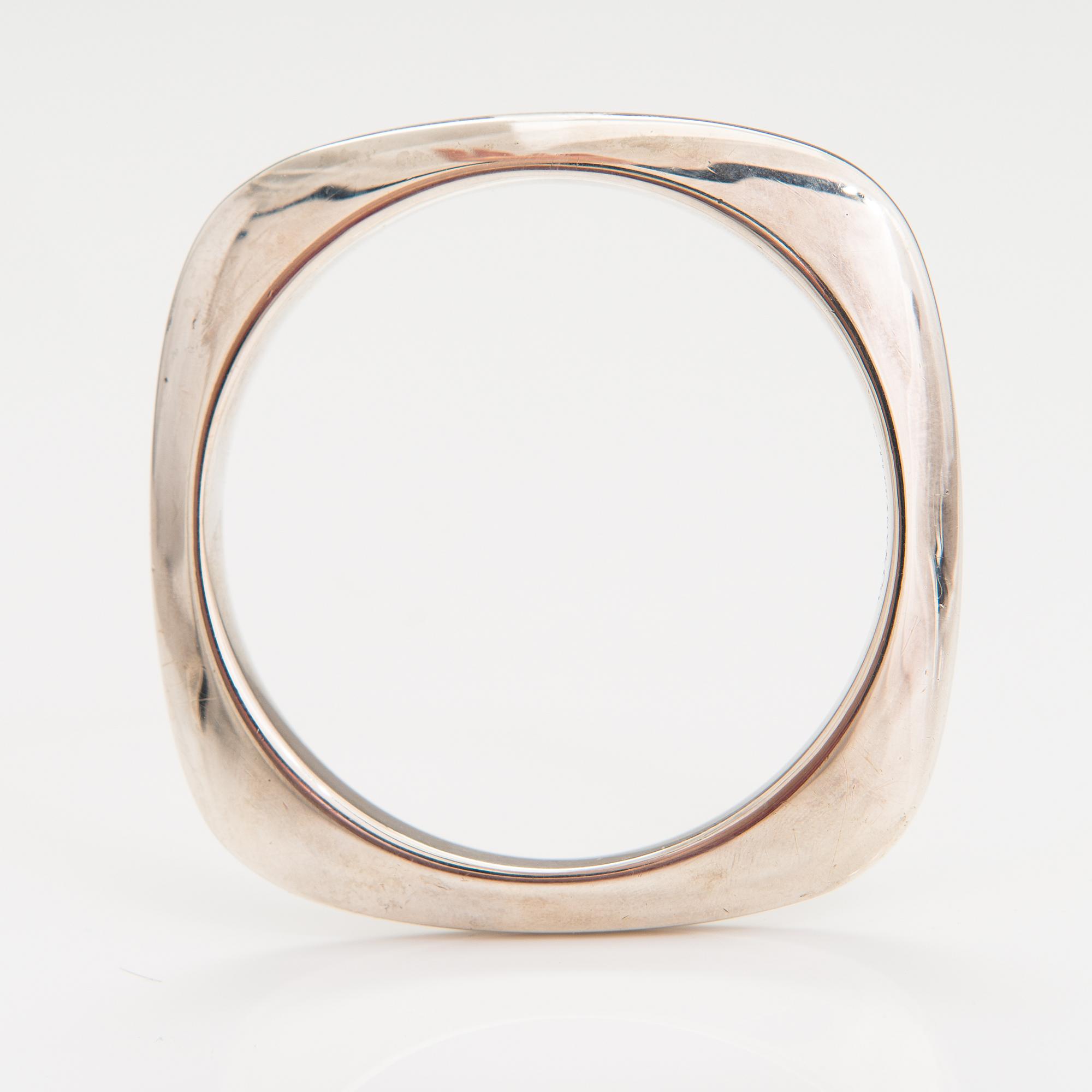TIFFANY & CO, A sterling siler bangle.