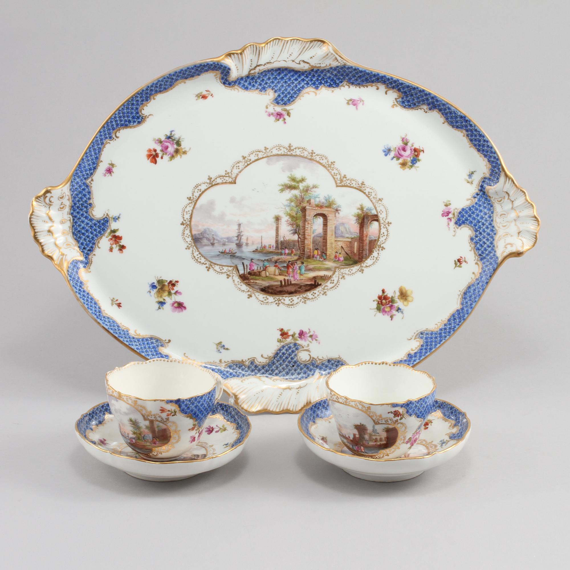 BRICKA samt koppar, 2 st, porslin, delvis märkta med Meissen-märke, 1900-tal.