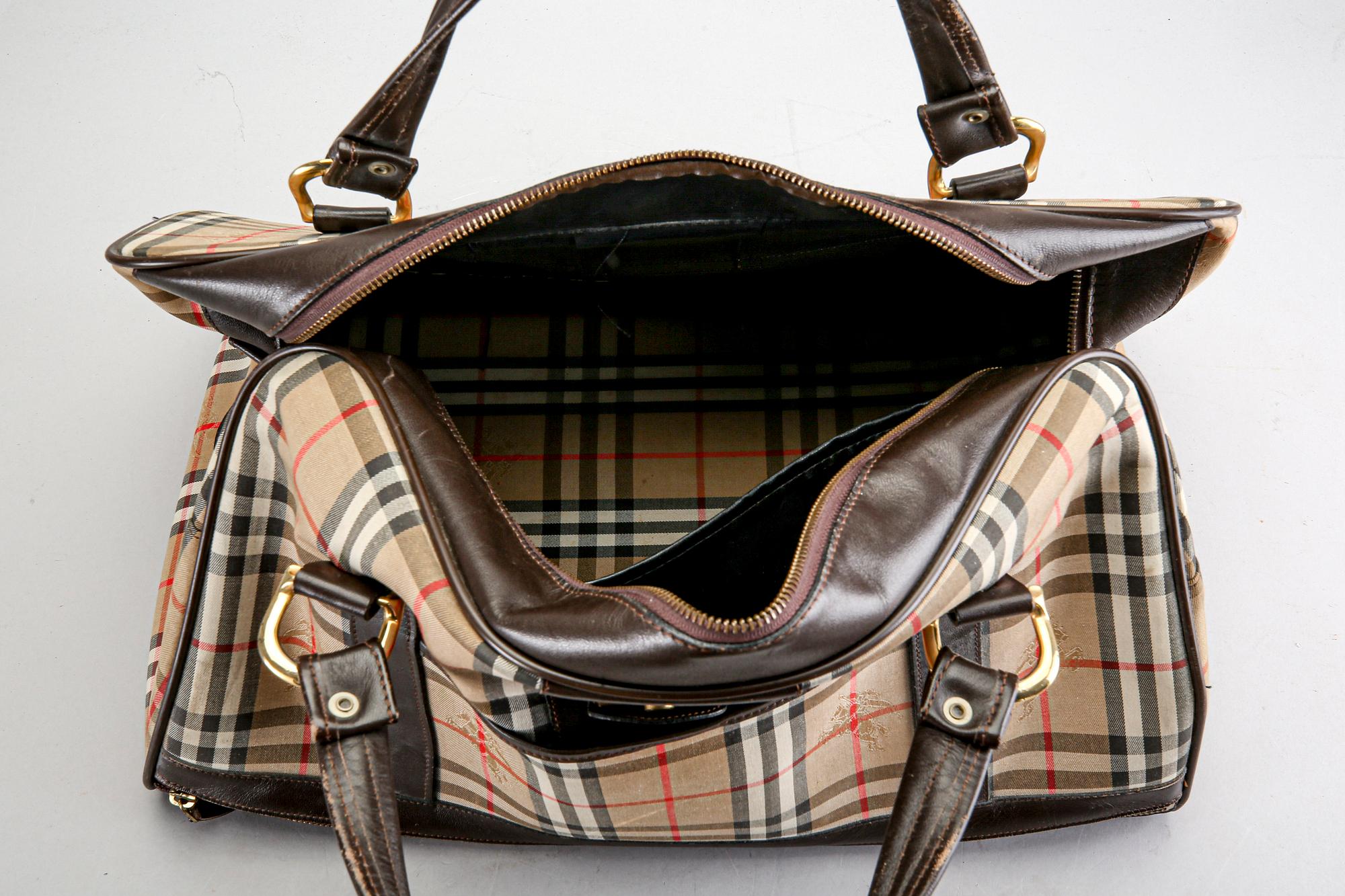 A Burberry weekend bag and scarf. Bukowskis