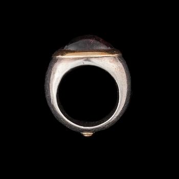RING, violett turmalin, silver och guld, ostämplad. Vikt ca 30 g.
