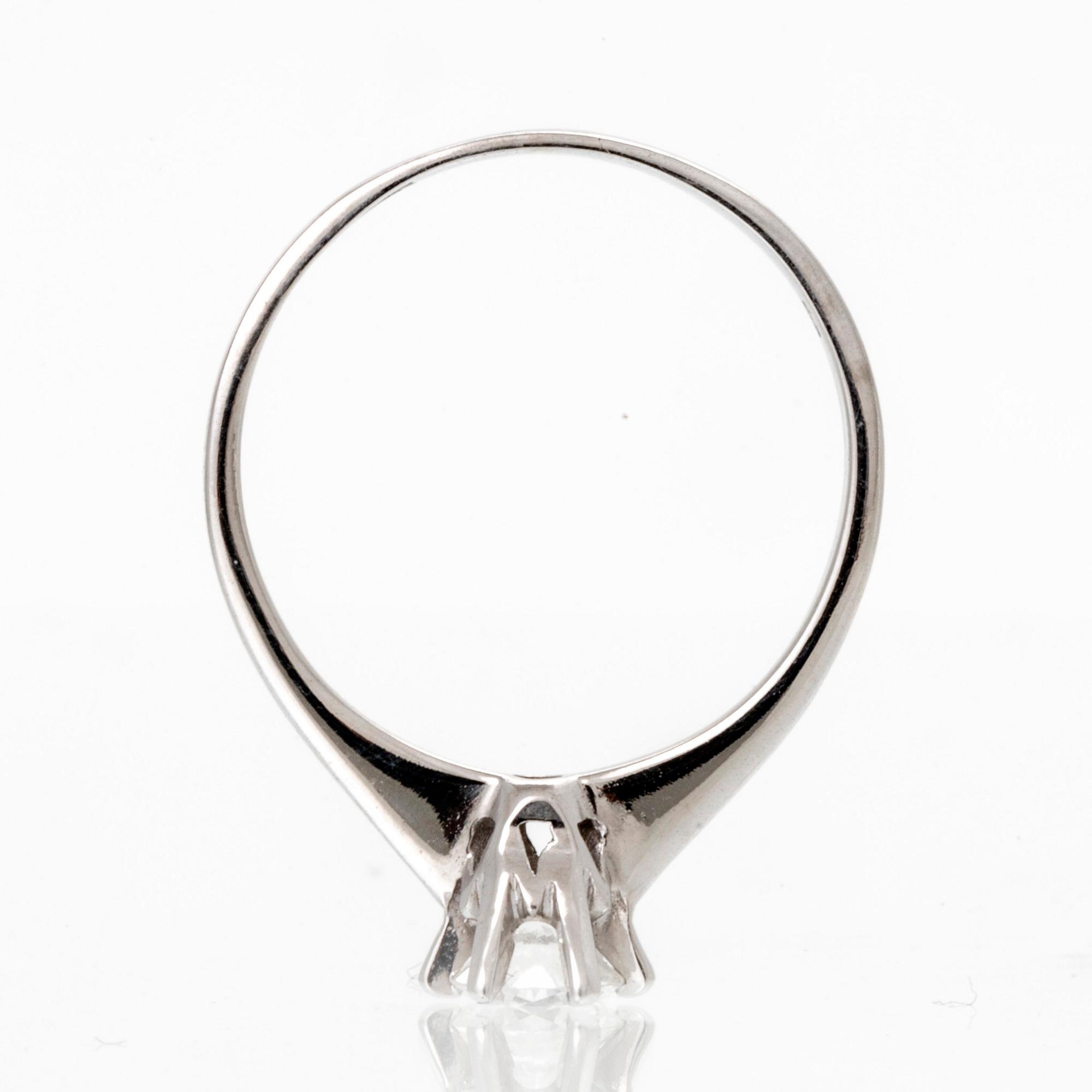 Ring 18K vitguld med 1 briljant 0,41 ct ingraverat, storlek 17/53,5.