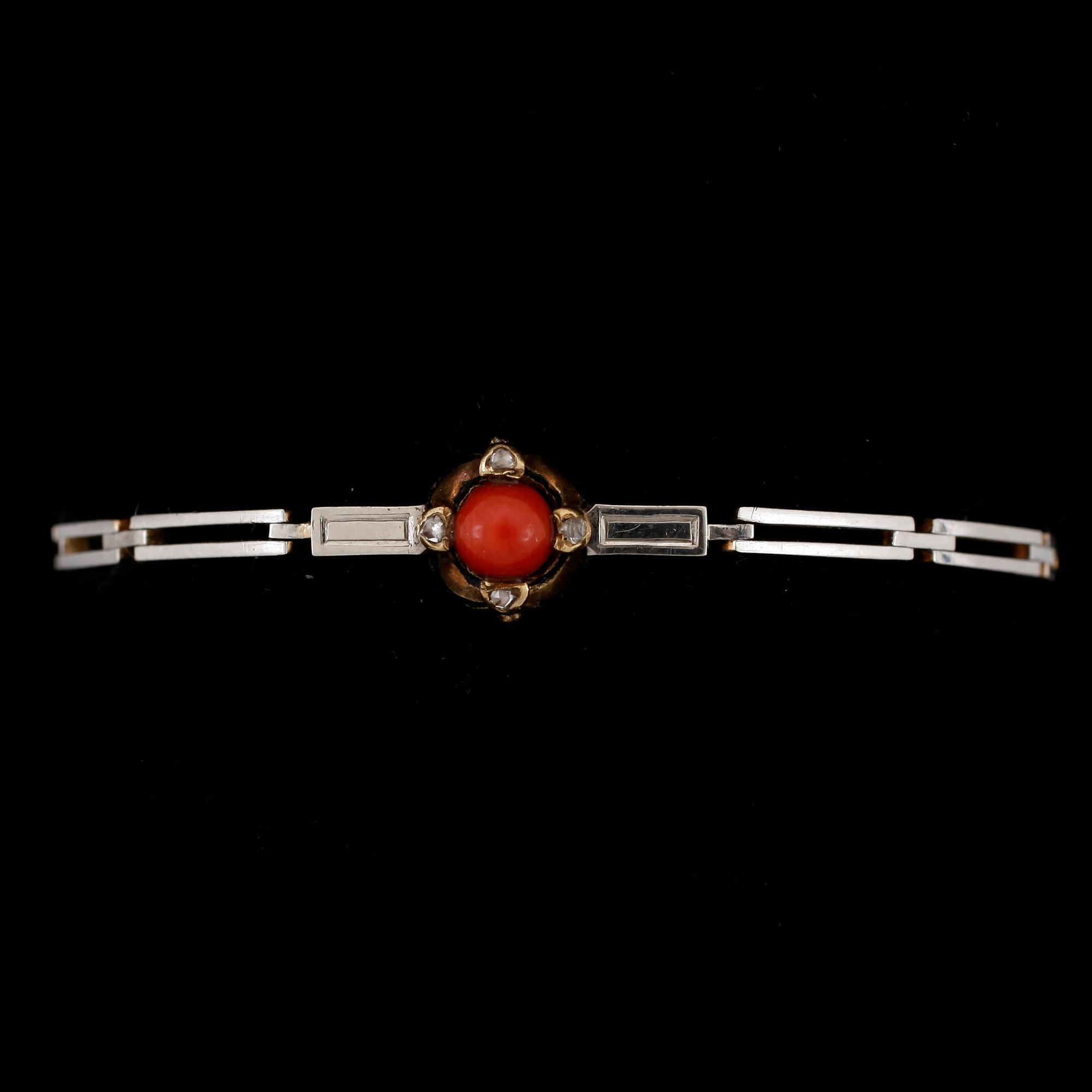 ARMBAND, 18k tvåfärgat guld med korall och små rosenstenar. Sverige, 1916. Vikt 8g.