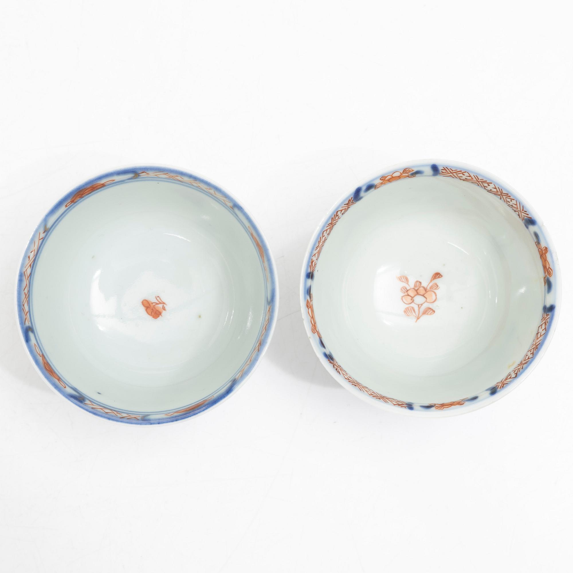 Koppar med fat, 2 st, med träställ, porslin, Kina, Qianlong (1736-95).