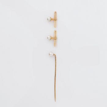 STICKPIN and a pair of TUXEDO BUTTONS, 18K gold and pearls.